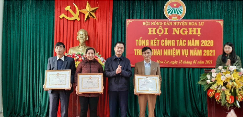 Đ/c Nguyễn Minh Lộc - Phó Chủ tịch Thường trực Hội Nông dân tỉnh trao bằng khen cho tập thể, cá nhân có thành tích xuất sắc trong công tác Hội và phong trào nông dân năm 2020
