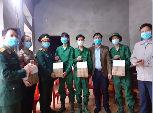 Lãnh đạo HNDT thăm tặng quà tân binh là con em hội viên nông dân
