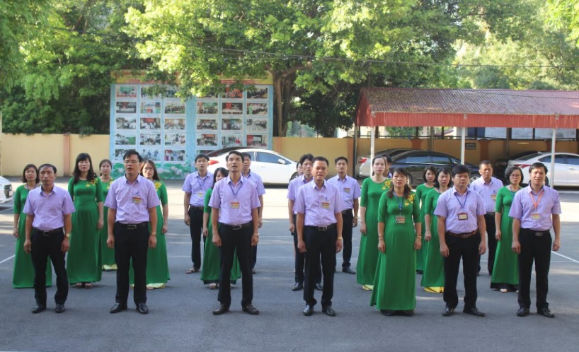 Tập thể cán bộ cơ quan Hội Nông dân tỉnh sinh hoạt chính trị dưới nghi thức chào cở đầu tuần