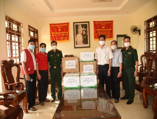HND TP Ninh Bình phối hợp với Hội Chữ thập đỏ thành phố tặng quà cho các bệnh nhân phải cách ly tập chung
