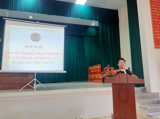 Đồng chí Đinh Hồng Thái, Trưởng phòng Nghiệp vụ - Liên minh Hợp tác xã tỉnh phát biểu tại lớp tập huấn.