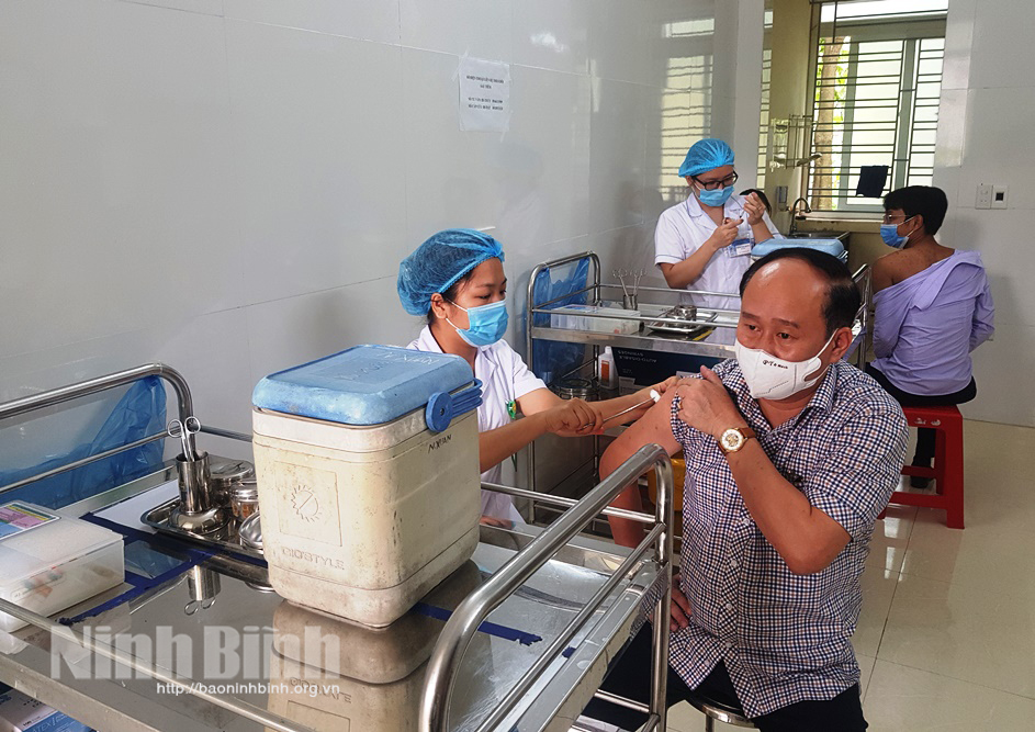 Tiêm vắc xin phòng COVID-19 cho các đối tượng theo Nghị quyết 21 của Chính phủ tại Ninh Bình.