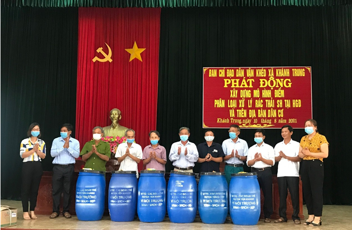 Các hộ gia đình thuộc thôn Yên Cư 2 xã Khánh Cư, thôn 3 xã Khánh Trung (Yên Khánh) nhận thùng và chế phẩm sinh học SUMITRI xử lý rác thải hữu cơ.