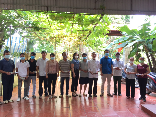 Đồng chí Đinh Hồng Thái - TUV, Chủ tịch HND tỉnh trao vốn vay cho hội viên nông dân tại xã Gia Phong (Gia Viễn).