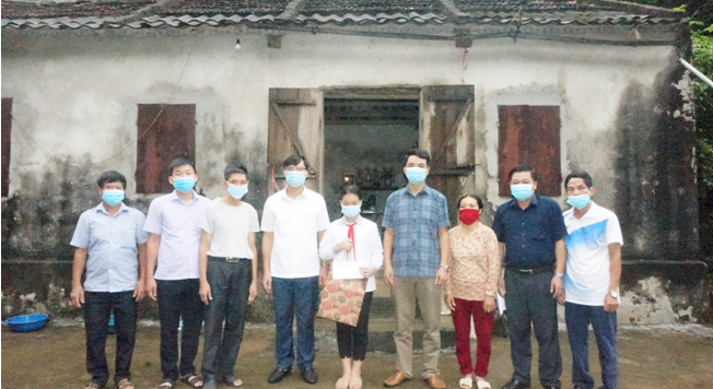 Lãnh đạo HND tỉnh trao tặng học bổng cho học sinh Ngô Thị Thúy Hằng tại xã Ninh Xuân, huyện Hoa Lư.