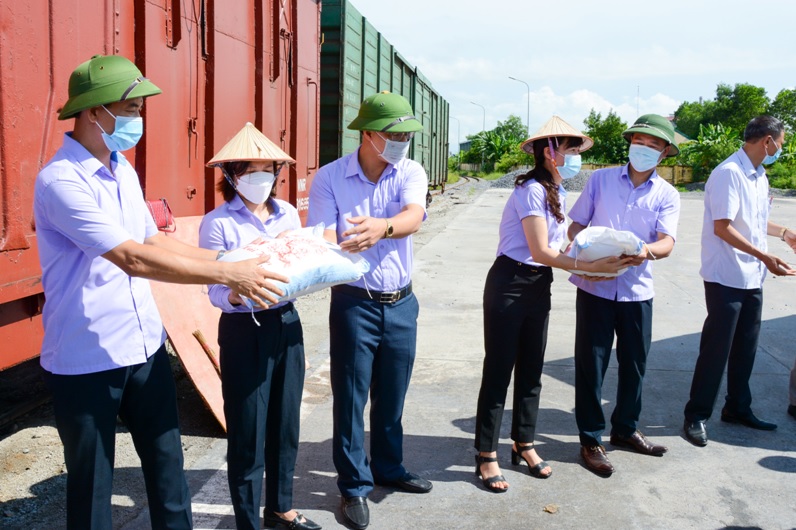 Cán bộ Hội Nông dân tỉnh vận chuyển hàng hóa lên chuyến tàu vào TP Hồ Chí Minh và Bình Dương