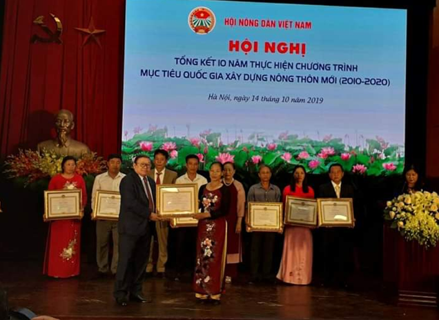 Nông dân Bùi Thị Hiển xóm 1 xã Khánh Thịnh (Yên Mô) nhận Bằng khen của Trung ương Hội Nông dân Việt Nam.