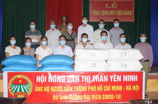 Hội viên nông dân thị trấn Yên Ninh chung tay ủng hộ người dân vùng dịch Covid 19