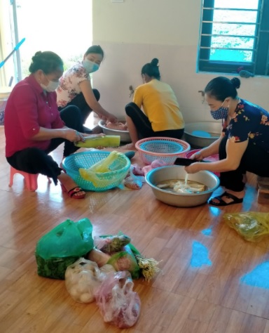 Hội viên nông dân xã Đồng Phong tham gia hoạt động nấu ăn cho chương trình bữa cơm không đồng.