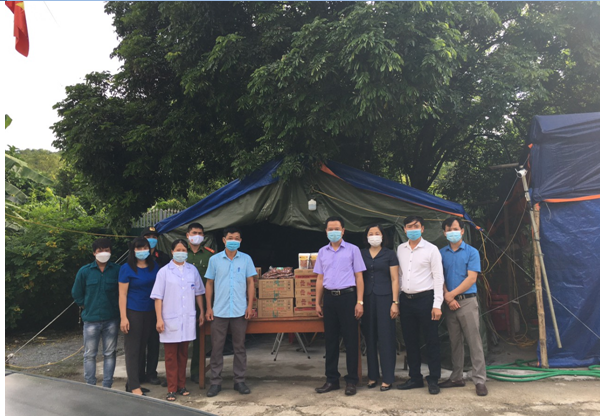 Lãnh đạo HND tỉnh  trao quà cho các lực lượng làm nhiệm vụ tại chốt kiểm dịch.