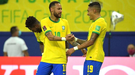 Neymar ăn mừng bàn thắng mở tỷ số với người đồng đội Raphina. Ảnh: Getty Images