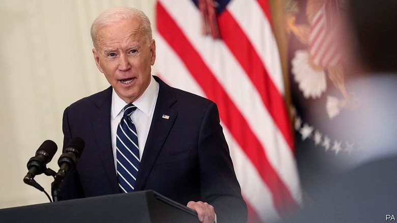Tổng thống Joe Biden ký ban hành luật giúp chính phủ tạm thời tránh nguy cơ vỡ nợ. (Ảnh: economist.com)