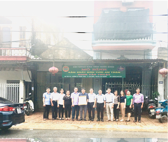 Đồng chí Nguyễn Minh Lộc - Phó chủ tịch HND tỉnh trao Giấy chứng nhận đủ điều kiện an toàn thực phẩm cho cơ sở sản xuất bún tươi an toàn Đinh Văn Thuật  - thị trấn Yên Ninh (Yên Khánh)..