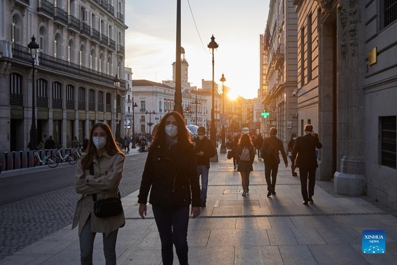 Người dân đeo khẩu trang khi đi bộ trên tuyến phố ở thủ đô Madrid của Tây Ban Nha, ngày 25/10. (Ảnh: Xinhua)