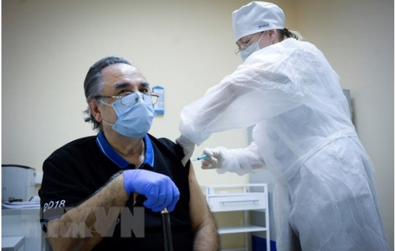 Một nhân viên y tế được tiêm vaccine Sputnik V ngừa Covid-19 tại Moskva, Nga. Ảnh: TTXVN
