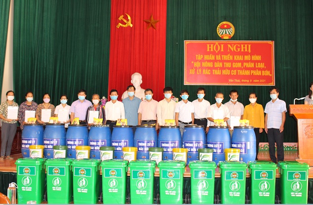 Lãnh đạo Hội Nông dân tỉnh bàn giao thiết bị, vật tư cho mô hình