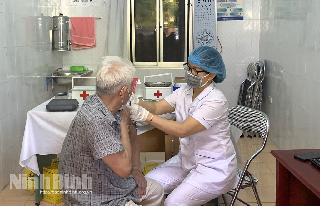 Người cao tuổi được ưu tiên tiêm vắc xin phòng COVID-19
