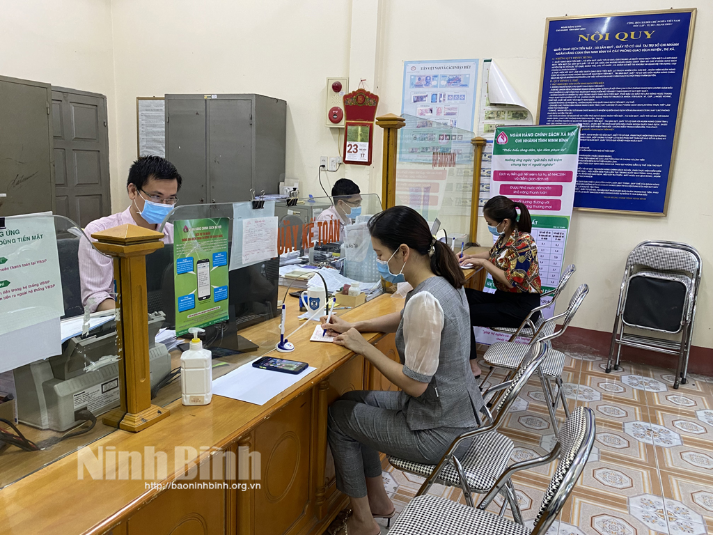 Trong 3 tháng, kể từ 1/10/2021 - 31/12/2021, khách hàng vay vốn tín dung tại Ngân hàng Chính sách xã hội được giảm 10% lãi suất so với lãi suất cho vay hiện hành.