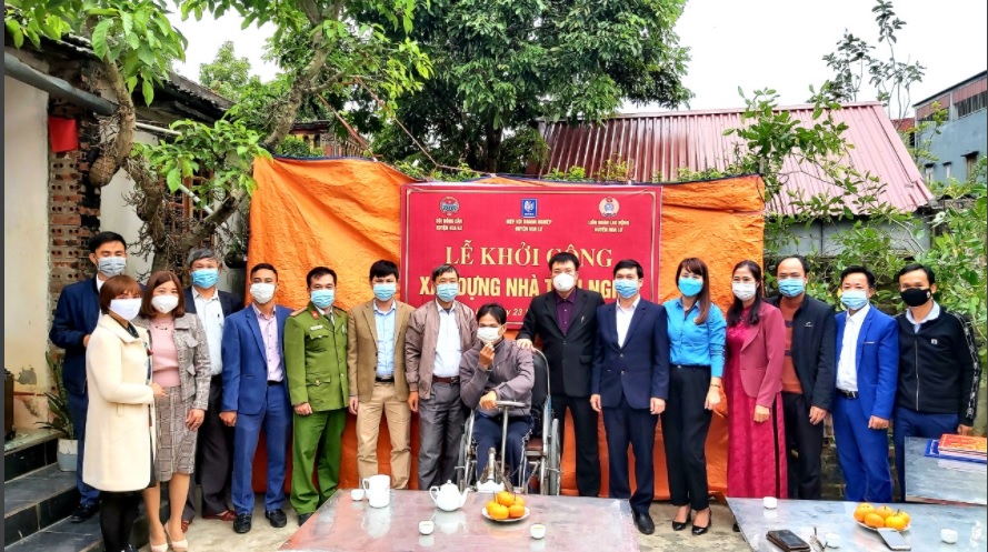 các đại biểu dự lễ khởi công xây dựng nhà tình nghĩa