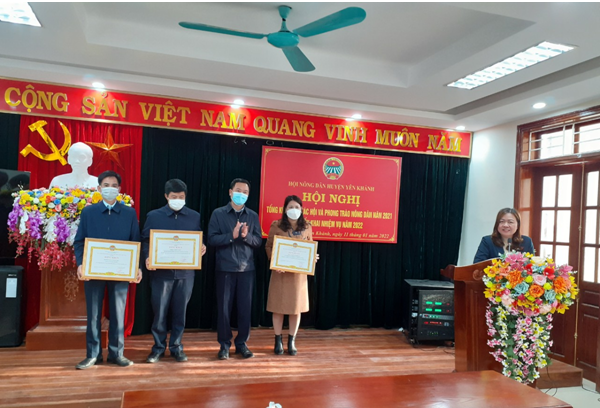 Đồng chí Nguyễn Minh Lộc - Phó chủ tịch HND tỉnh trao bằng khen cho các tập thể và cá nhân đã có thành tích trong công tác Hội và phong trào nông dân năm 2021.