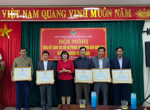 Lãnh đạo Hội Nông dân huyện Gia Viễn trao bằng khen cho các tập thể, cá nhân có thành tích xuất sắc trong phong trào công tác Hội và phong trào nông dân năm 2021