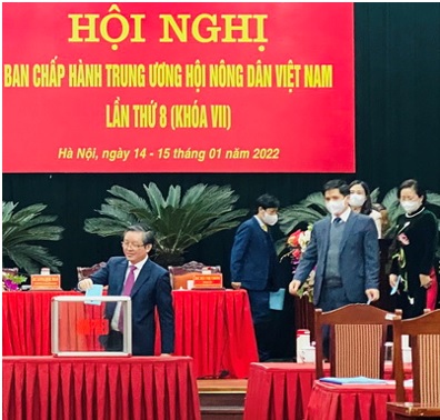 Các đại biểu bỏ phiếu bầu Uỷ viên Ban Thường vụ Trung ương Hội Nông dân Việt Nam