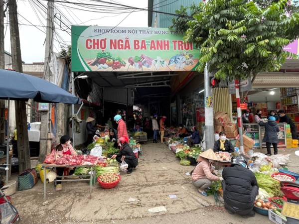 Ngay từ sáng sớm, chợ tết quê đã nhộn nhịp, tấp nập người mua bán