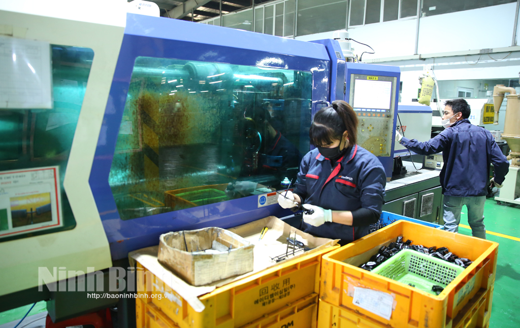 Nhà máy sản xuất lắp ráp thiết bị ô tô Ninh Bình tại KCN Khánh Phú. Ảnh: Tuấn Anh