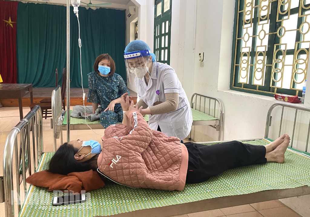 Điều trị bệnh nhân hậu COVID-19 tại Trung tâm Y tế Hoa Lư.