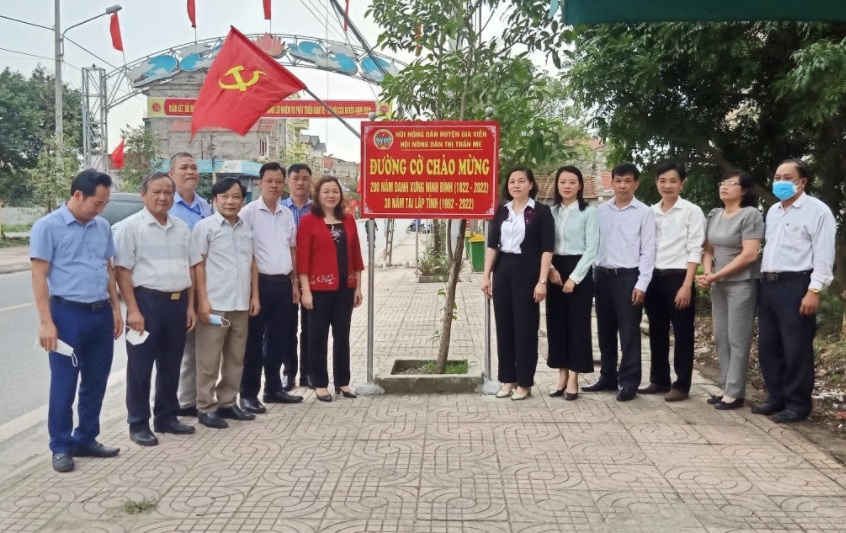Các đại biểu dự bàn giao đường cờ tổ quốc tại thị trấn Me (Gia Viễn)