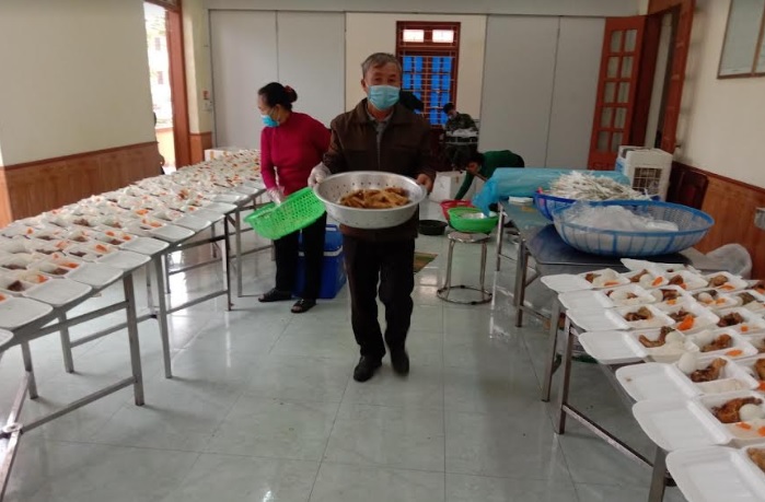 Hội viên nông dân huyện Gia Viễn tham gia nấu cơm từ thiện