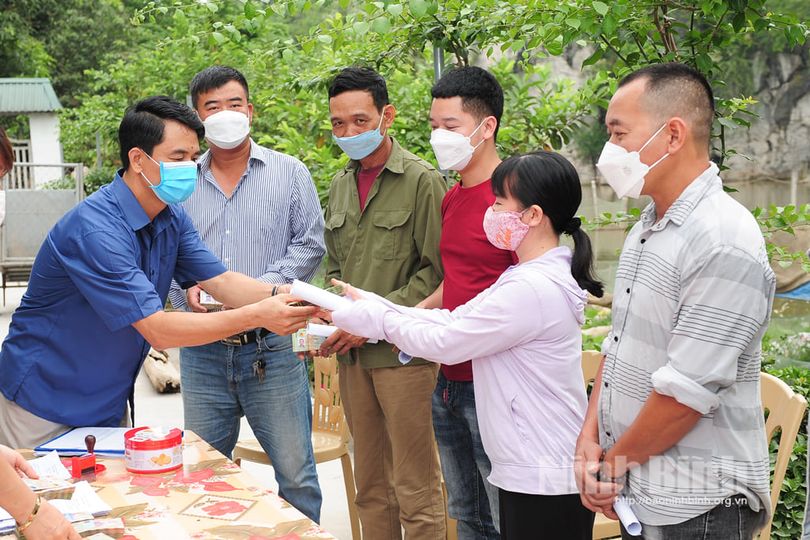 Lãnh đạo Hội Nông dân tỉnh giao vốn vay quỹ hỗ trợ nông dân cho hội viên nông dân tại xã Gia Thanh, Gia viễn. Ảnh Trường Giang