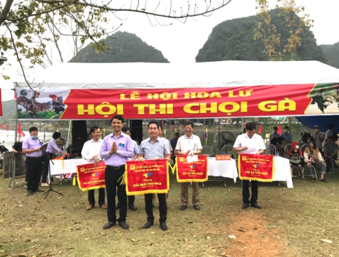 Đồng chí Đinh Hồng Thái - TUV, Chủ tịch Hội Nông dân tỉnh trao cờ nhất toàn đoàn cho Hội Nông dân huyện Yên Khánh