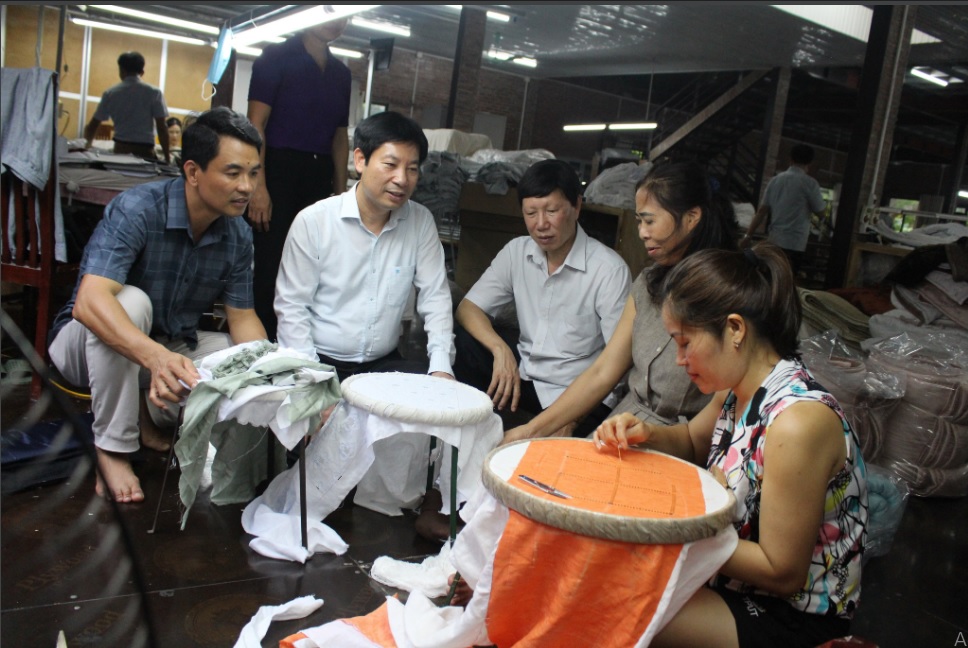Đồng chí Nguyễn Xuân Đinh - PCT Hội Nông dân Việt Nam và các đại biểu thăm quan Công ty thêu ren Minh Trang tại xã Ninh Hải, huyện Hoa Lư