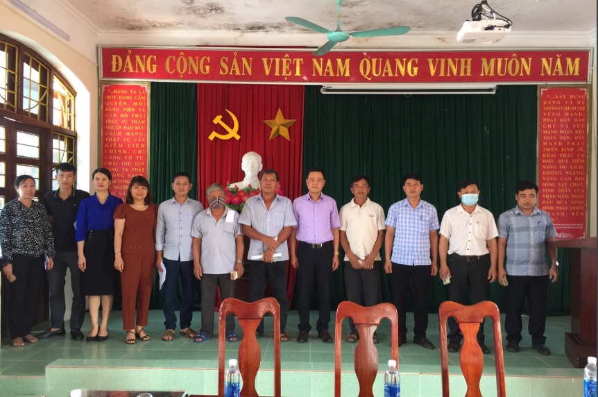 đồng chí Nguyễn Minh Lộc - Phó Chủ tịch Hội Nông dân tỉnh trao tiền cho các hộ vay vốn tại xã Ninh Phúc (TP Ninh Bình))