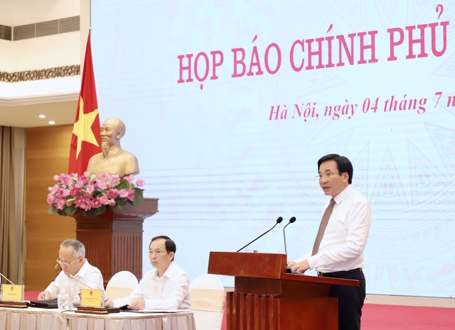 Bộ trưởng, Chủ nhiệm Văn phòng Chính phủ Trần Văn Sơn, Người phát ngôn của Chính phủ cung cấp thông tin cho báo chí tại họp báo Chính phủ thường kỳ tháng 6 - Ảnh: VGP/Nhật Bắc