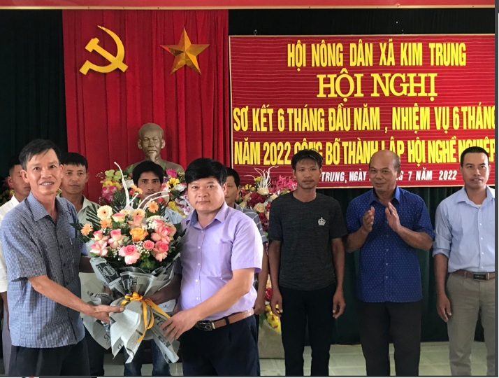Đồng chí Phạm Văn Hậu - UVBTV, Trưởng Ban Xây Dựng Hội tặng hoa chúc mừng ra mắt Mô hình Tổ Hội Nông dân nghề nghiệp nuôi hàu giống