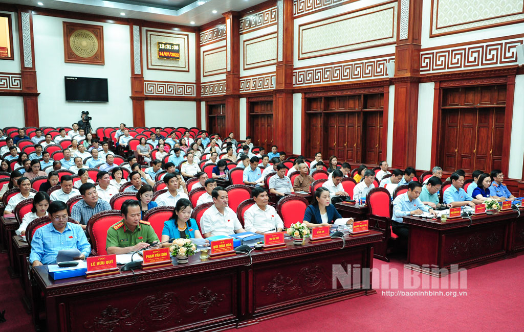 Các đại biểu dự phiên chất vấn và trả lời chất vấn.
