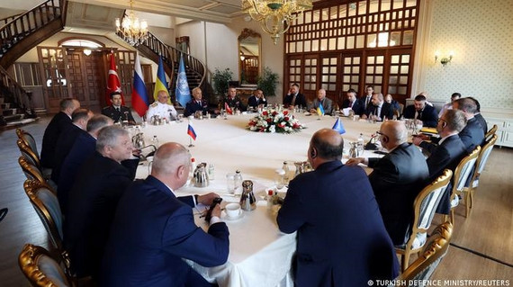 Các phái đoàn Nga và Ukraine gặp mặt trực tiếp tại Istanbul để thảo luận về một thỏa thuận nhằm khôi phục xuất khẩu ngũ cốc. (Ảnh: DW)