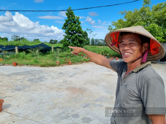 Ông Phạm Văn Lâm chỉ tay về phía diện tích rộng gần 3 ha đã chuyển để làm mô hình chăn nuôi tổng hợp. Ảnh: Vũ Thượng