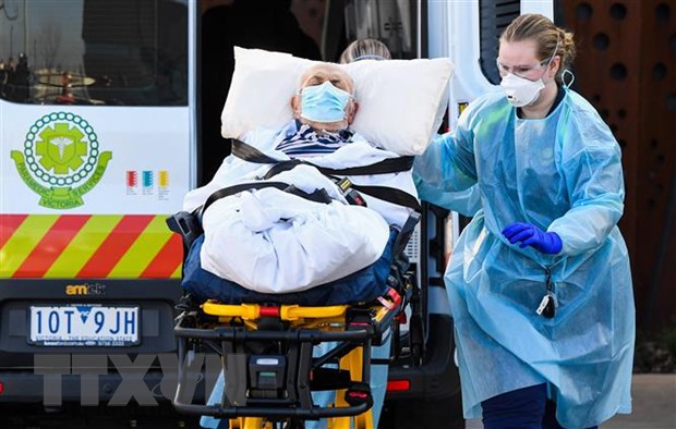 Chuyển bệnh nhân nhiễm COVID-19 tới điều trị tại bệnh viện ở Melbourne, Australia. (Ảnh: AFP/TTXVN)