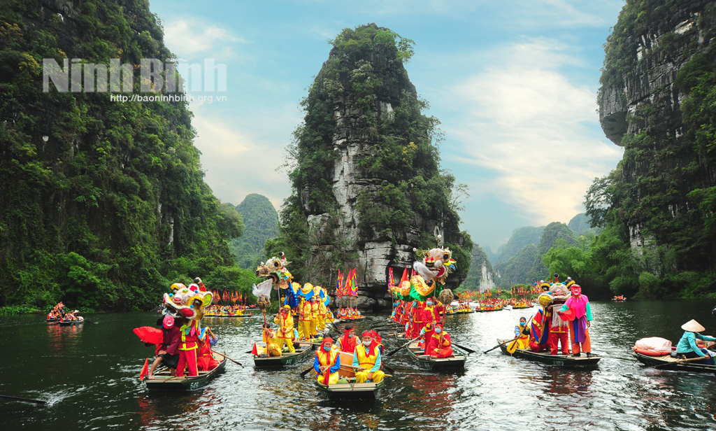 Lễ hội truyền thống Tràng An hàng năm thu hút đông đảo du khách. Ảnh: Vũ Đức Phương