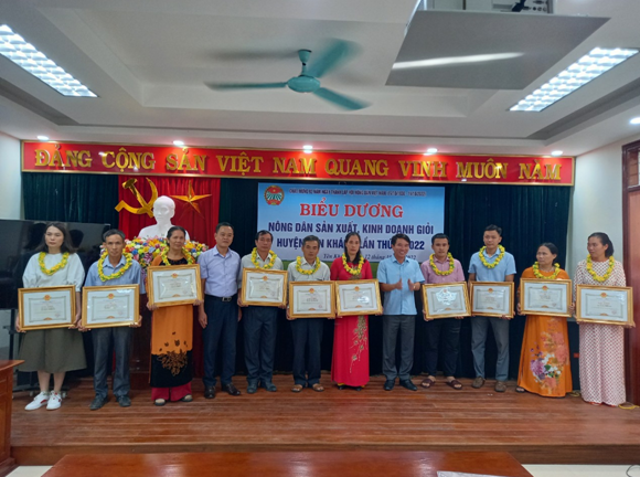 Đ/c Nguyễn Minh Lộc - Phó Chủ tịch Thường trực Hội Nông dân tỉnh; đ/c Phạm Ngọc Hải - Phó Bí thư Thường trực Huyện uỷ trao hoa và Bằng khen cho cá nhân điển hình SXKDG trong toàn huyện.