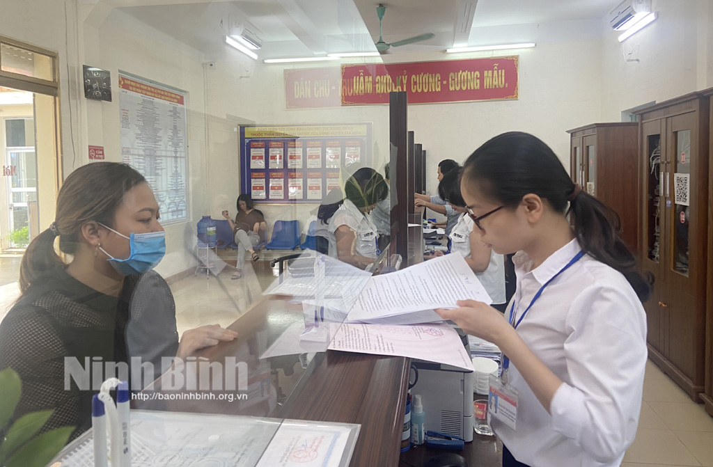 Bộ phận tiếp nhận và trả kết quả huyện Gia Viễn tạo thuận lợi cho người dân nhờ việc chuyển đổi số.
