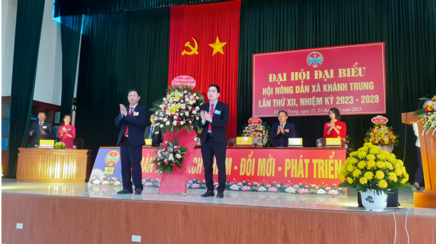 đồng chí Nguyền Đức Bình - HUV, Chủ tịch Hội Nông dân huyện Yên Khánh tặng hoa đại hội.