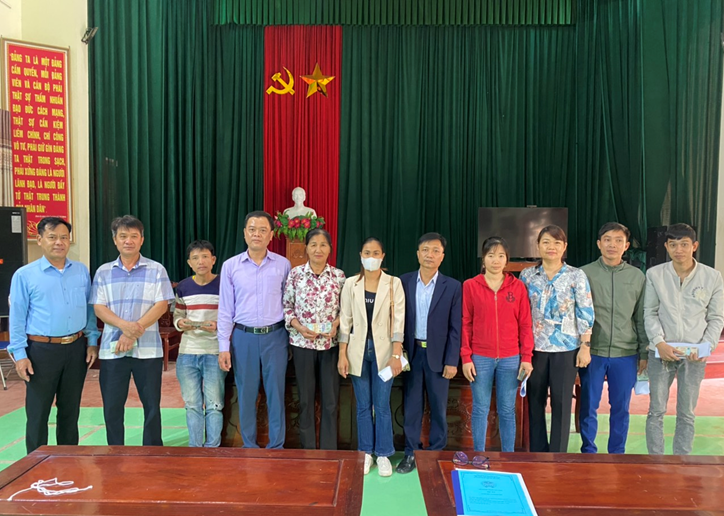 Đồng chí Nguyễn Minh Lộc - Phó Chủ tịch thường trực Hội Nông dân tỉnh trao nguồn vốn cho hội viên nông dân nuôi bò sinh sản tại xã Yên Hưng (YM)