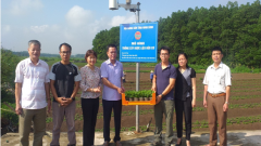 Đồng chí Nguyễn Minh Lộc - Phó Chủ tịch Thường trực, Hội Nông dân tỉnh gắn biển mô hình hỗ trợ cây giống và phân bón cho Hợp tác xã RITI Farm ( Nho Quan).