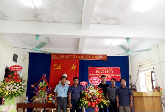 Đồng chí Đinh Hồng Thái - Giám đốc Trung tâm hỗ trợ HTX &DN, trưởng phòng nghiệp vụ Liên minh Hợp tác xã tỉnh, tặng hoa chúc mừng.