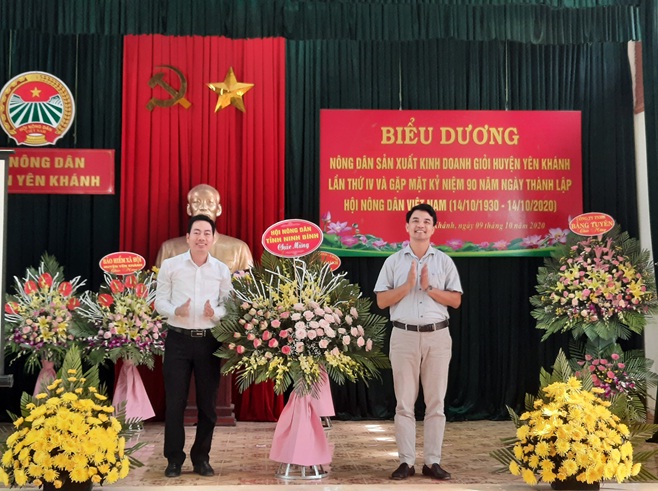 Đ/c Đinh Hồng Thái - TUV, Chủ tịch Hội Nông dân tỉnh tặng hoa chúc mừng Hội Nông dân huyện Yên Khánh
