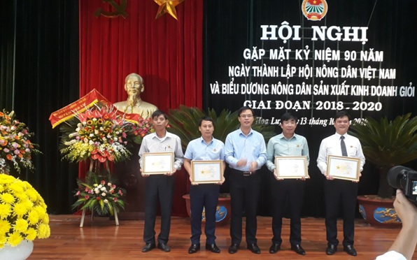 Đ/c Hoàng Ngọc Chinh - Phó chủ tịch HND tỉnh trao kỷ niệm chương cho các cá nhân có nhiều đóng góp cho công tác Hội và phong trào nông dân năm 2020.